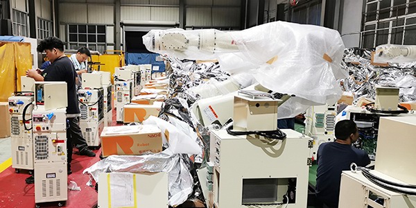 CIANSUNG Team Works on Industrial Robot Modification for a New Automotive Project