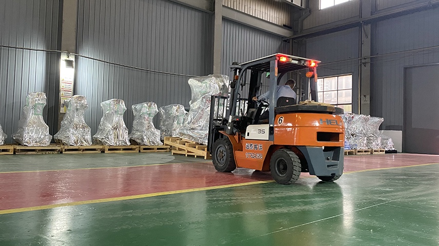 Industrial robots in the workshop