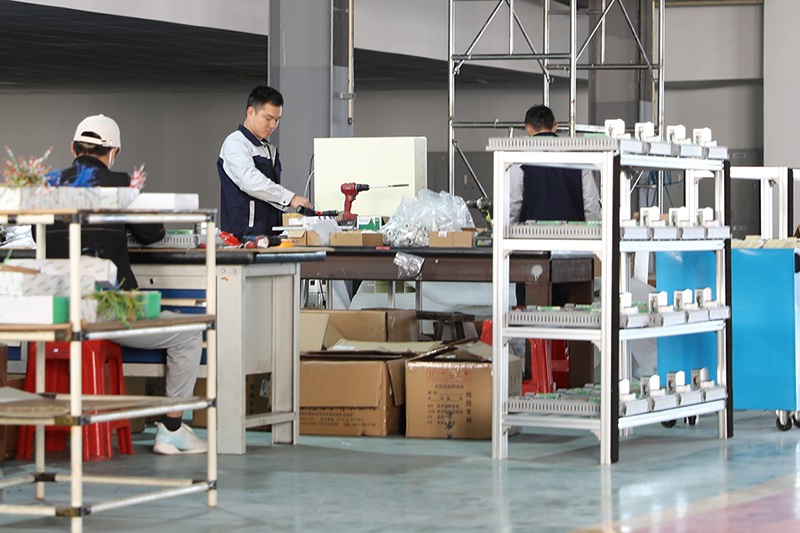 CIANSUNG employees are conducting assembly operations