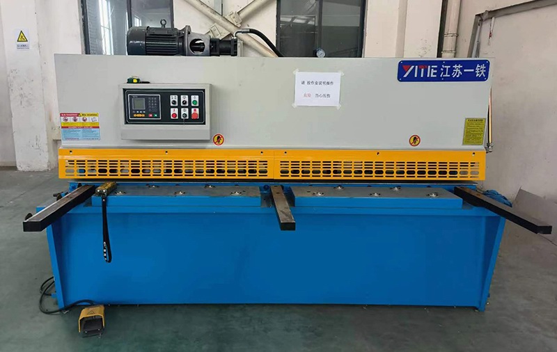 Plate shearing machine