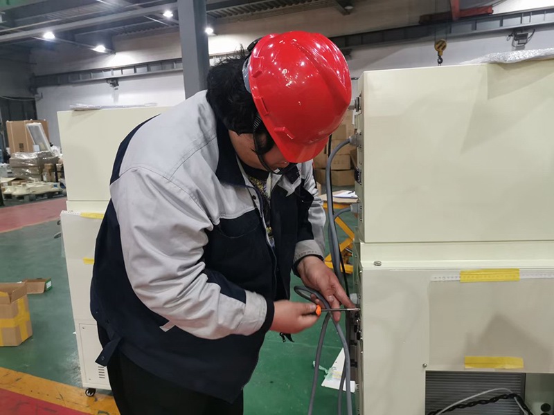 Assembly and debugging of industrial robot relay box 7