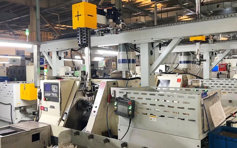 Automatic loading and unloading of lathe  