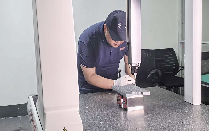 Three coordinate measuring instrument